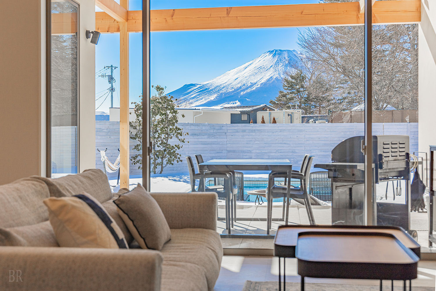 1棟貸切のリゾートヴィラKANOA THE VILLAS～富士山中湖の窓から見える富士山