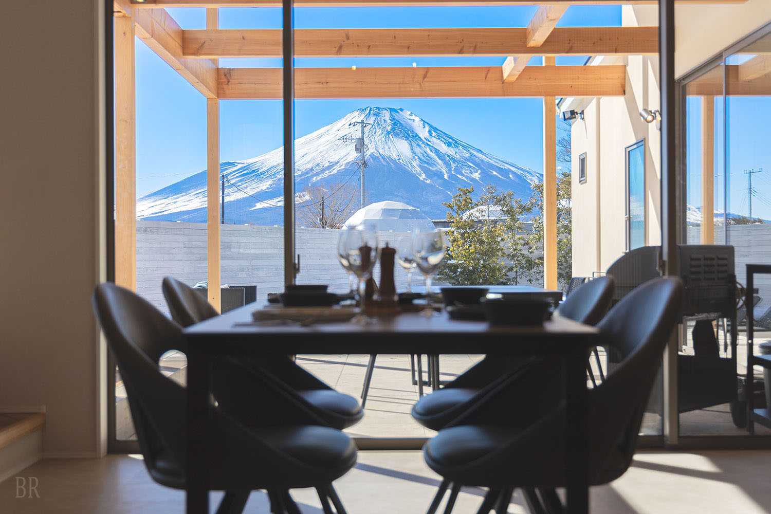 KANOA THE VILLAS～富士山中湖の【スイート】の窓から見える富士山